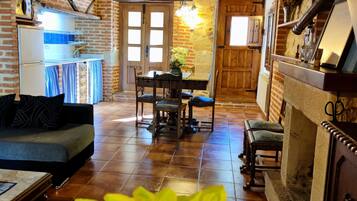 Televisión, chimenea, reproductor de DVD