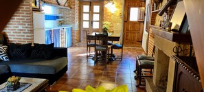 تلفزيون، مدفأة، مشغل دي في دي