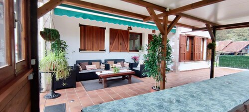Apartamento 'Juana' con vistas a la montaña, terraza privada y Wi-Fi