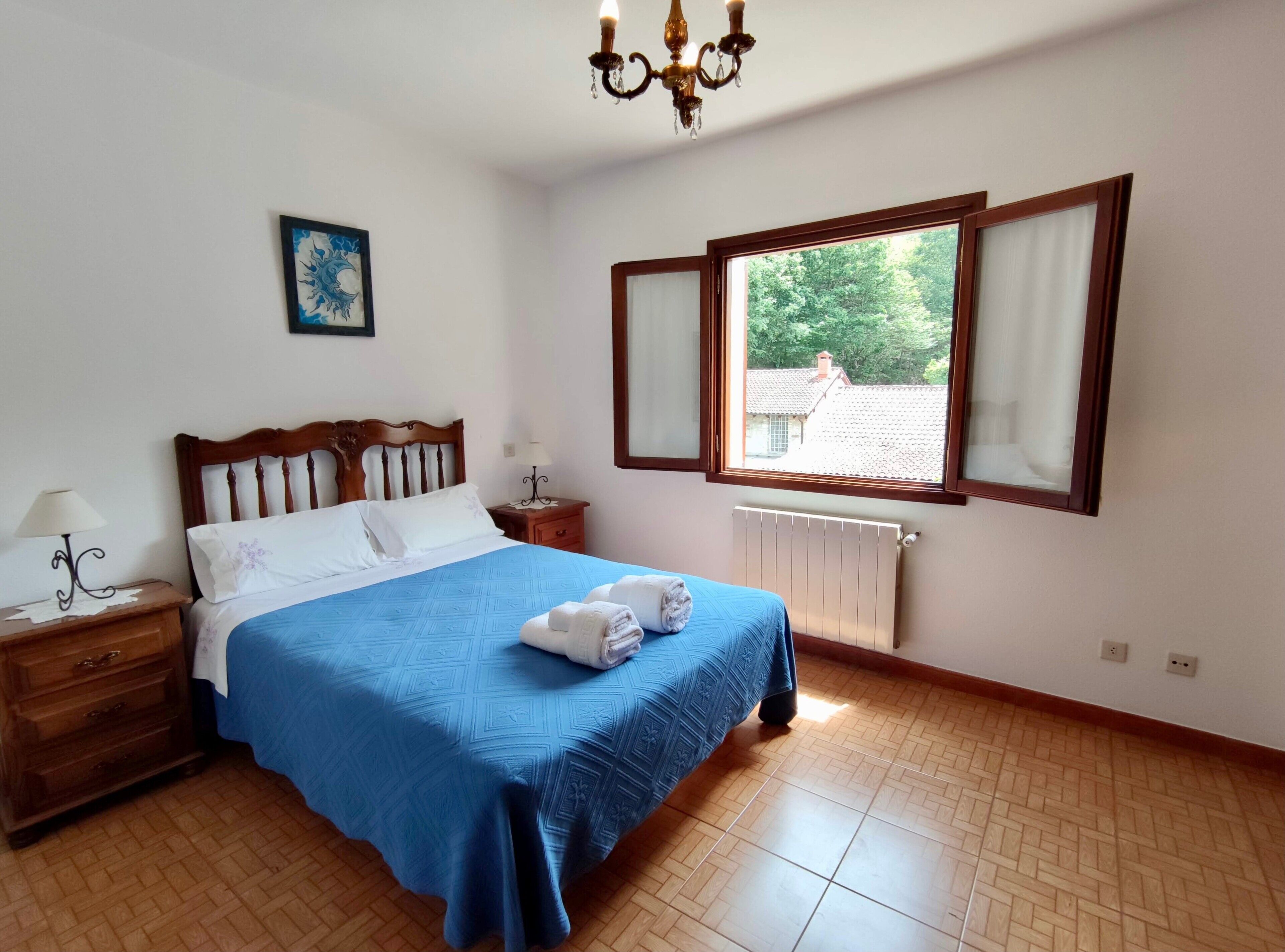 5 bedrooms, iron/ironing board, free WiFi, bed sheets