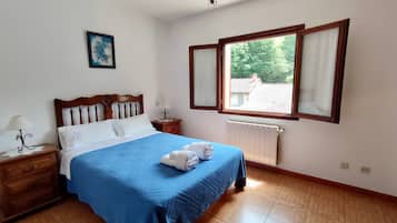 5 bedrooms, iron/ironing board, free WiFi, bed sheets