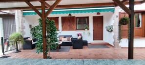 Terrace/patio - Apartment 'Juana' with Mountain View, Private Terrace and Wi-Fi (Alles)