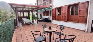 Outdoor dining - Apartment 'Juana' with Mountain View, Private Terrace and Wi-Fi (Alles)