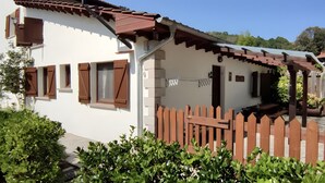 A white building with brown shutters, a wooden fence, and a sign that reads 'Coco'. - Apartment 'Jana' with Mountain View, Private Terrace and Wi-Fi (Alles)