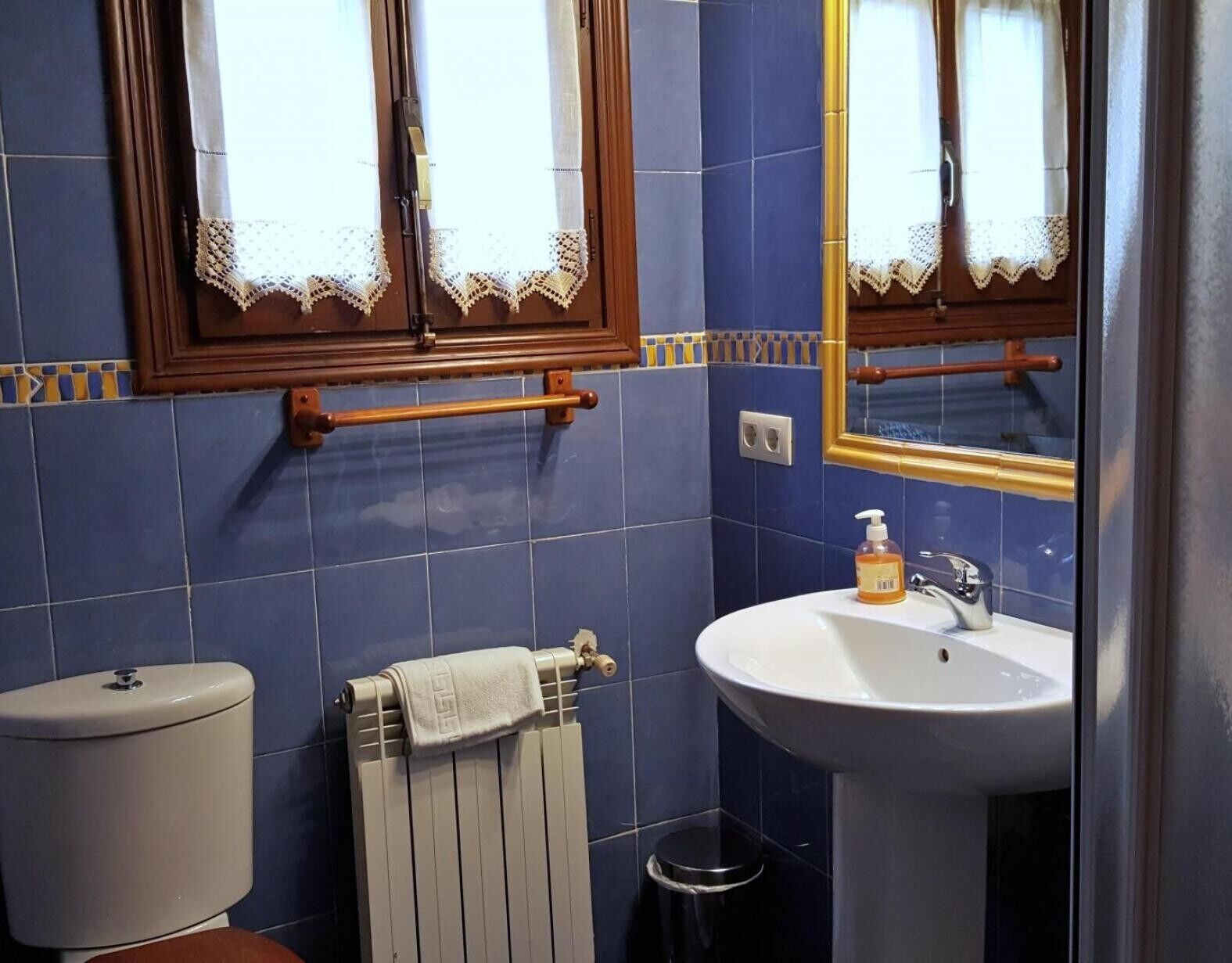 Regadera, secadora de cabello, toallas 