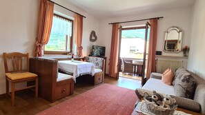 TV - Apartment 'Fewo Innerhofer - Südbalkon' with Mountain View, Shared Pool and Wi-Fi (Riffian)