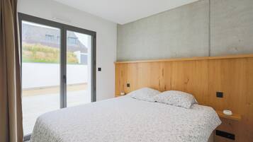 5 bedrooms, iron/ironing board, free WiFi, bed sheets