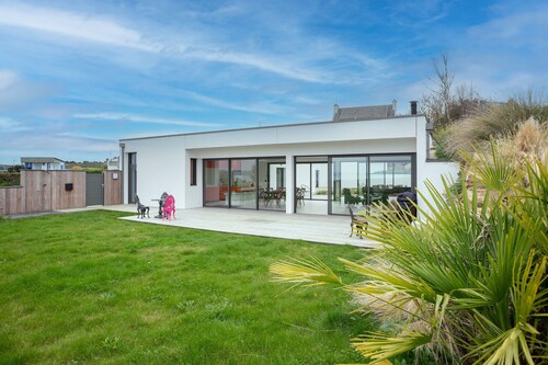 Villa 'Ker Marie' with Sea View, Private Terrace and Wi-Fi