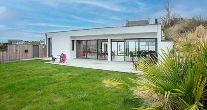 Villa 'Ker Marie' with Sea View, Private Terrace and Wi-Fi