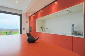 Fridge, microwave, oven, stovetop - Villa 'Ker Marie' with Sea View, Private Terrace and Wi-Fi (Locquirec)