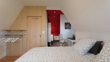 5 bedrooms, iron/ironing board, free WiFi, bed sheets