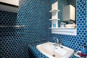 Shower, hair dryer, towels - Villa 'Ker Louise' with Sea View, Shared Terrace and Wi-Fi (Locquirec)