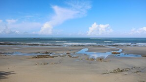 A beach with sand, water, and rocks. - Villa 'Ker Louise' with Sea View, Shared Terrace and Wi-Fi (Locquirec)