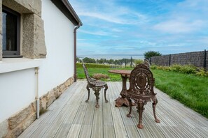 Outdoor dining - Villa 'Ker Louise' with Sea View, Shared Terrace and Wi-Fi (Locquirec)