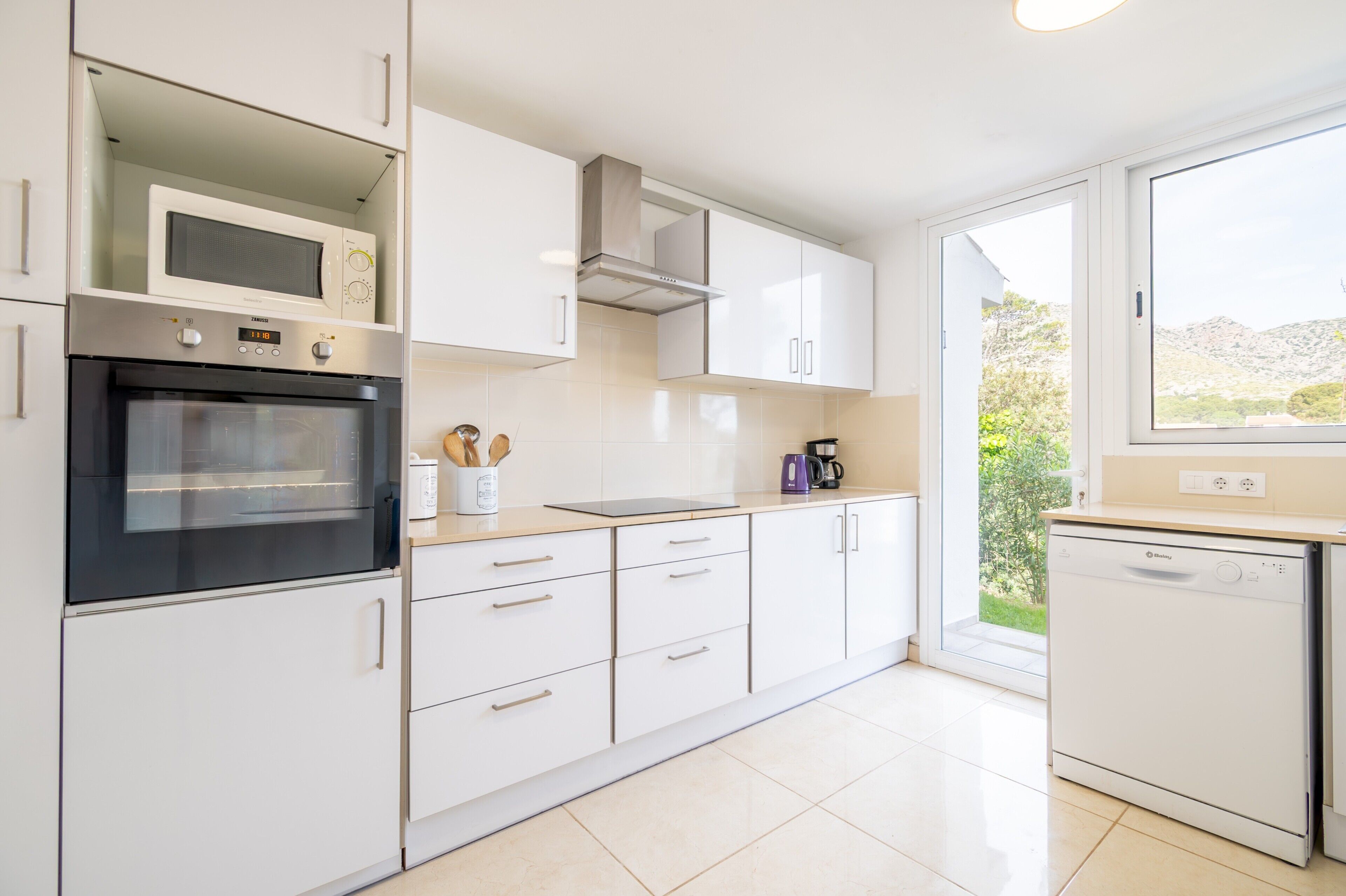 冰箱、微波炉、烤箱、炉灶