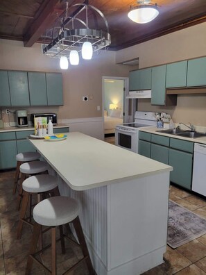Fridge, microwave, oven, stovetop - 2/2 sleeps 6 fully remodeled home (Tybee Island)