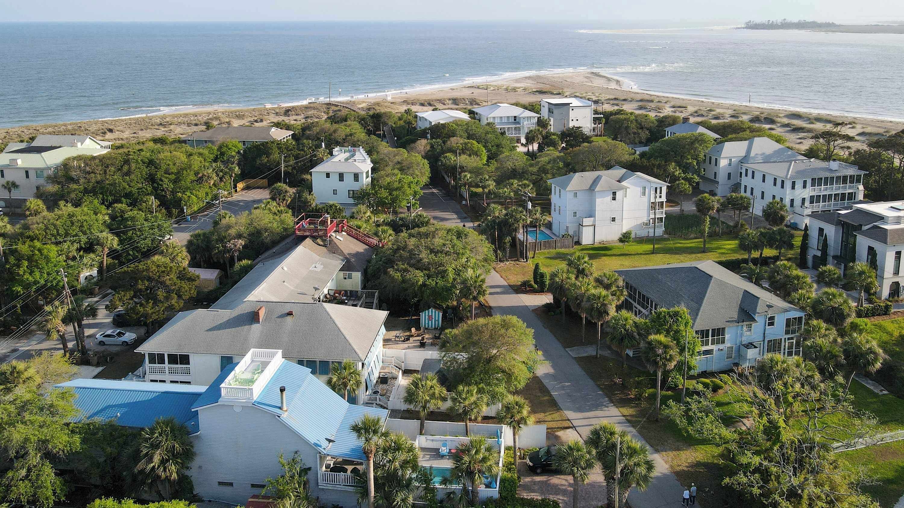 This photo shows we are 1.5 blocks to south beach (end of Tybee)