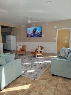Smart TV, offices - 2/2 sleeps 6 fully remodeled home (Tybee Island)