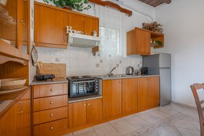Refrigerador, horno, parrilla de estufa y cafetera y tetera