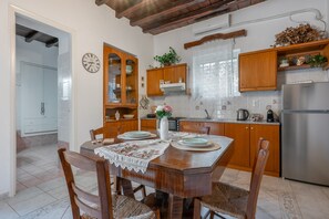 Frigorífico, horno, placa de cocina y cafetera o tetera