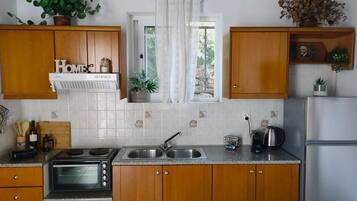 KĂŒhlschrank, Ofen, Herdplatte, Wasserkocher mit Kaffee-/Teezubehör