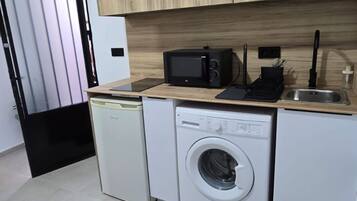 Refrigerador, microondas, cafetera y tetera y utensilios de cocina