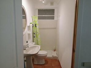 Ducha, secador de pelo y toallas