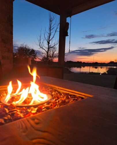 Peaceful Lakeside Gem near San Antonio