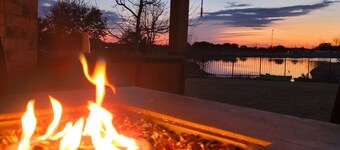 Peaceful Lakeside Gem near San Antonio