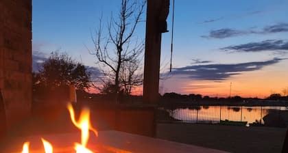 Peaceful Lakeside Gem near San Antonio