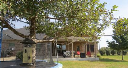 Peaceful Lakeside Gem near San Antonio