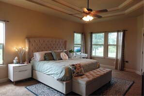 4 bedrooms, desk, WiFi, bed sheets