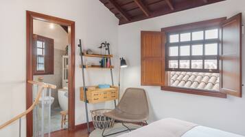 1 slaapkamer, een strijkplank/strijkijzer, gratis wifi, beddengoed