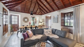 Een televisie en een open haard