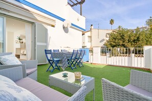 Outdoor dining - Apartment 'La Casita Azul' with Shared Pool, Wi-Fi and Air Conditioning (Almuñécar)