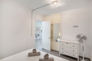 1 slaapkamer, een strijkplank/strijkijzer, gratis wifi, beddengoed