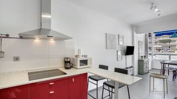 Coffee/tea maker, fridge, microwave, stovetop