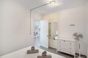1 habitación, tabla de planchar con plancha, wifi gratis y ropa de cama 
