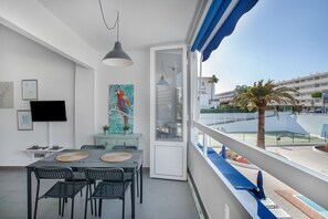 Outdoor dining - Vacation Apartment 'Apartamento Yumbo Playa Del Ingles' with Shared Pool (San Bartolomé de Tirajana)