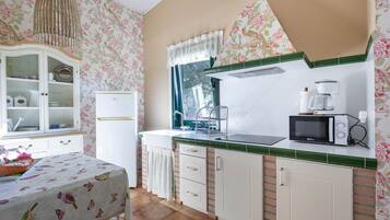 Fridge, microwave, coffee/tea maker, cookware/dishes/utensils