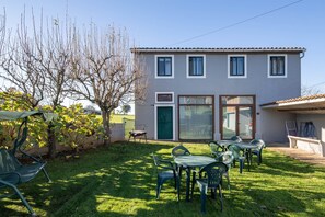 Outdoor dining - Country House 'Apartamento La Calleja' with Shared Terrace, Shared Garden and Wi-Fi (Arzua)