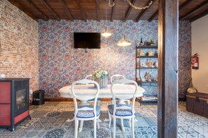 Dining - Country House 'Apartamento La Calleja' with Shared Terrace, Shared Garden and Wi-Fi (Arzua)