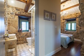 Bruser, hårtørrer, håndklæder