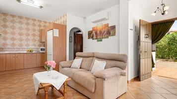 Televisión, chimenea, reproductor de DVD y estéreo