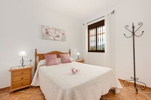 3 slaapkamers, een strijkplank/strijkijzer, gratis wifi, beddengoed