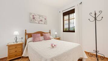 3 chambres, fer et planche à repasser, accès au Wi-Fi (inclus)