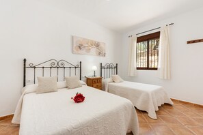 3 bedrooms, iron/ironing board, free WiFi, bed sheets - Country House 'La Casita Del Garrobo' with Mountain View, Wi-Fi and Air Conditioning (Comares)