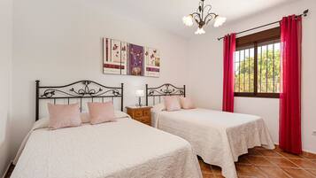 3 室のベッドルーム、アイロン / アイロン台、WiFi (無料)、ベッドシーツ