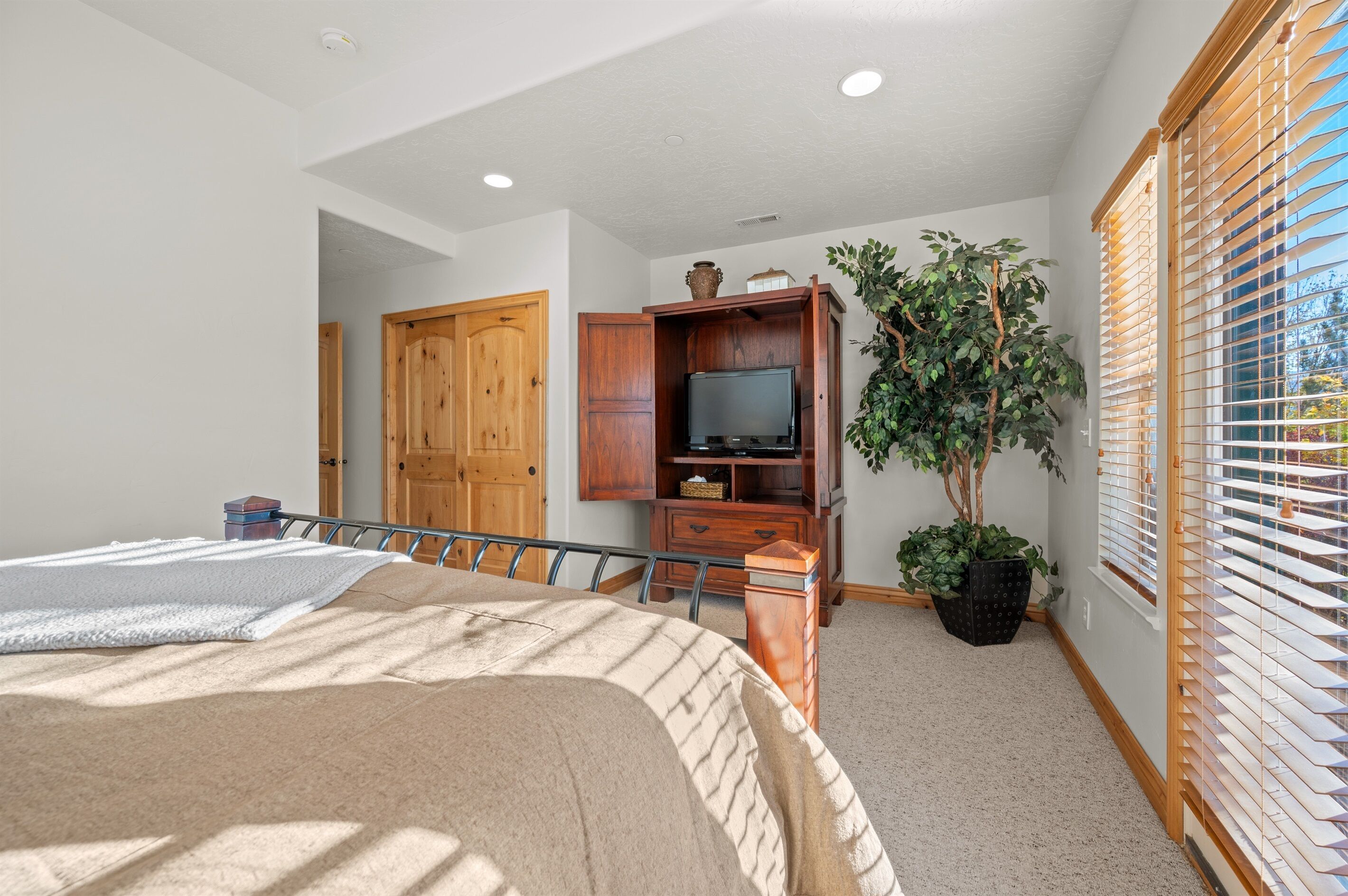 3 bedrooms, iron/ironing board, travel crib, WiFi (free)
