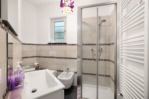 Doccia, asciugacapelli, asciugamani